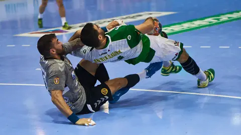 El Helvetia Anaitasuna y el Liberbank Cuenca se enfrentan en partido de la octava jornada de la Liga Asobal. MIGUEL OSÉS 18