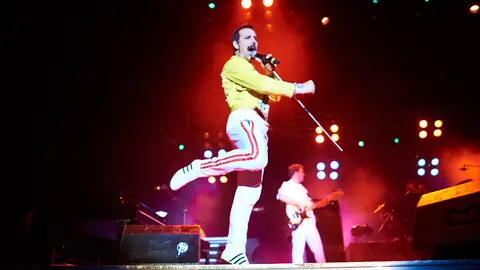 Freddie Mercury, interpretado por Pablo Padín, revive en el Navarra Arena en el concierto tributo a su espectáculo en Wembley en 1986. MIGUEL OSÉS (12)