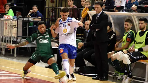 Partido AD Sala Zaragoza - Osasuna Xota con Bynho en acción ante el banquillo. navarro. Twitter AD Sala 10.