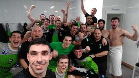 Alegría de los jugadores del Anaitasuna tras ganar en Valladolid. Twitter Xabier Etxeberría.