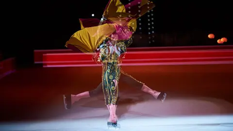 El patinador español Javier Fernández y otros patinadores durante su actuación en el Navarra Arena 2 (31)
