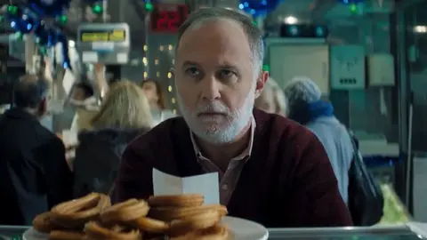 Imagen de 22 otra vez, el anuncio de la Lotería de Navidad de 2018 inspirado en un día de la marmota sobre el sorteo YOUTUBE