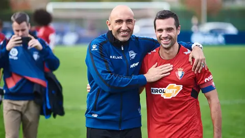 Abelardo y Miguel Flaño en el partido amistoso entre Osasuna y Alavés en las instalaciones de Tajonar 19