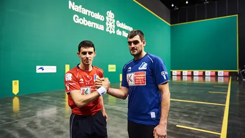 El guipuzcoano Jokin Altuna y el navarro Joseba Ezkurdia eligen el material para la final del Campeonato del Cuatro y Medio que se disputará en el Navarra Arena el domingo 18.MIGUEL OSÉS 13