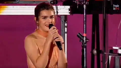 Amaia Romero en la gala People in red para recaudar fondos para la lucha contra el sida YOUTUBE