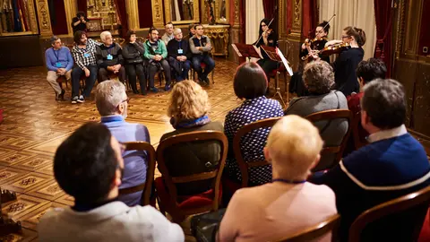 La Presidenta del Gobierno de Navarra Uxue Barkos sorprende a los visitantes del Palacio de Navarra. MIGUEL OSÉS