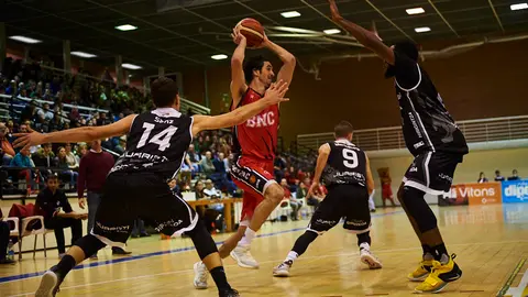 El Basket Navarra se enfrenta al Iraurgi Juaristi en Arrosadia. MIGUEL OSÉS 13