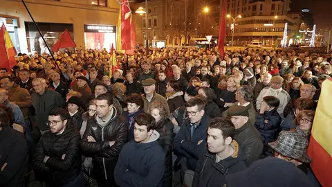 GRAFCAV240. PAMPLONA, 04/12/2018.- Las asociaciones profesionales de Guardias civiles se han concentrado esta noche en Pamplona para manifestar su oposición a la transferencia de las competencias de Tráfico y Seguridad Vial a Navarra, ya que, según han denunciado, eso supondría la salida de sus compañeros de tráfico. EFE/ Villar López