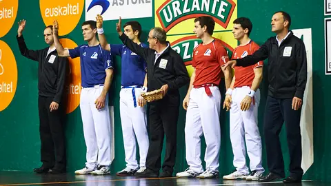 Altuna III-Martija se enfrentan a Elezkano II-Rezusta en partido del Campeonato de Mano Parejas. MIGUEL OSÉS