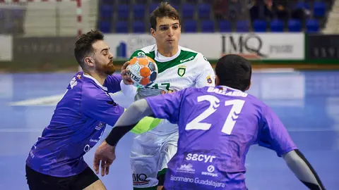 Chocarro en el Helvetia Anaitasuna y el Quabit Guadalajara se enfrentan en partido de la decimocuarta jornada de la Liga Asobal. MIGUEL OSÉS