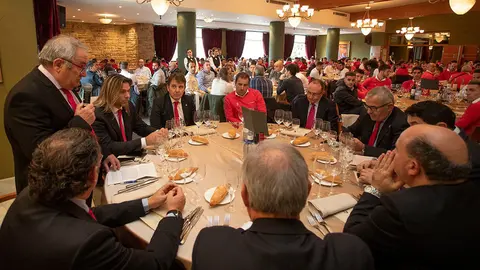Luis Sabalza, de pie, se dirige a los comensales en la comida navideña del club. CA Osasuna.