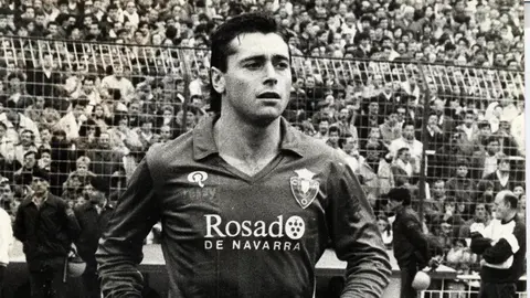 Michael Robinson con la camiseta rojilla en el estadio Bernabéu. Twitter CA Osasuna.