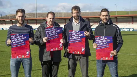 Los protagonistas de la presentación del partido solidario, en Tajonar. CA Osasuna.