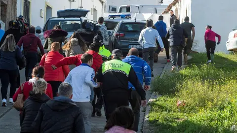 Decenas de vecinos de El Campillo se saltan el cordón policial para tratar de alcanzar la casa del asesino confeso de Laura Luelmo, Bernardo Montoya EFE