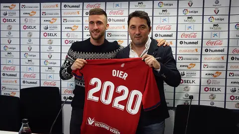 Oier Sanjurjo y Braulio Vázquez en la sala de prensa de Tajonar.