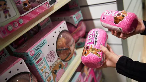 La sección de jugyuetes del corte ingles se prepara para la llegada de los Reyes Magos. MIGUEL OSÉS 8