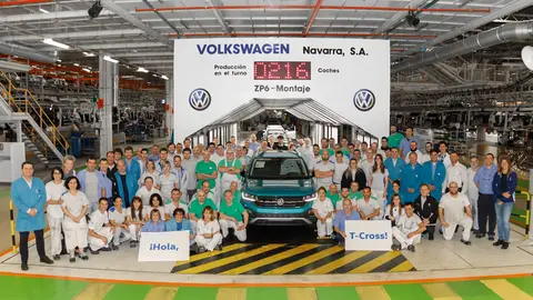 Varios empleados implicados en la construcción del nuevo modelo de coche en Volkswagen Navarra junto al vehículo recién armado. VOLKSWAGEN NAVARRA