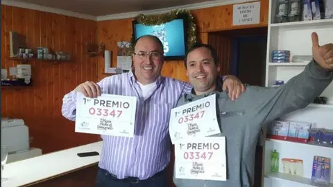 Imagen de Francisco Javier Aliaga celebrando haber repartido &#39;El Gordo&#39; de Navidad. NAVARRA TV