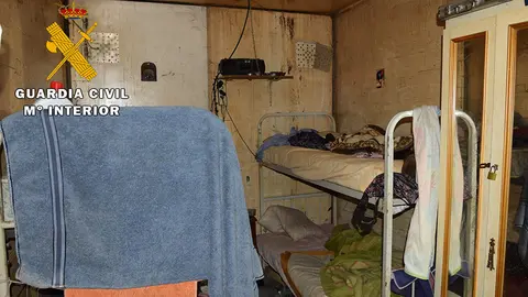 Imágenes de los contenedores de obra donde vivían hacinados los trabajadores según ha descubierto la operación Obrigado en campos de Navarra GUARDIA CIVIL