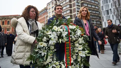 El presidente del PP, Pablo Casado, preside una ofrenda floral en el monumento a las Víctimas del Terrorismo. MIGUEL OSÉS 4