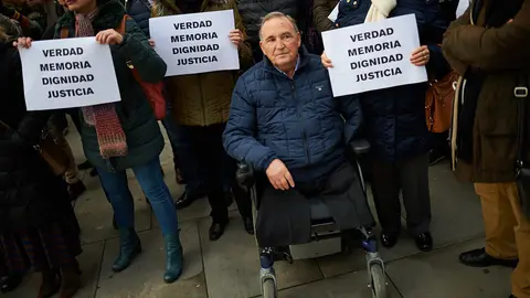 La Asociación Navarra de Víctimas del Terrorismo de ETA (ANVITE) organiza una concentración silenciosa con el lema _Verdad, Memoria y Dignidad' para mostrar su respeto y homenaje a las victi (5)