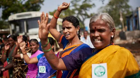 Mujeres se manifiestan durante el Día Internacional contra la violencia hacia la mujer. PABLO LASAOSA 