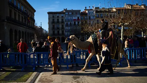 Los camellos de los Reyes Magos se pasean por la plaza del castillo. MIGUEL OSÉS 5