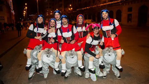 Disfraces y diversión en Pamplona para recibir el nuevo año 2019 durante la Nochevieja de 2018. MIGUEL OSÉS (51)