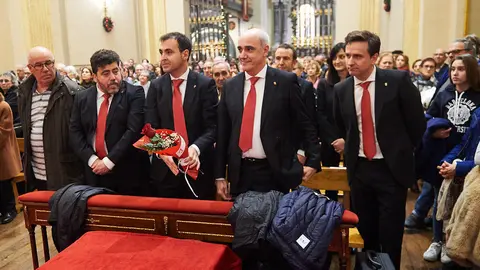 Primera misa de la escalera del 2019 en la que se ha homenajeado a la Pamplonesa y a la cual ha asistido la cofradía de San Saturnino. MIGUEL OSÉS 5