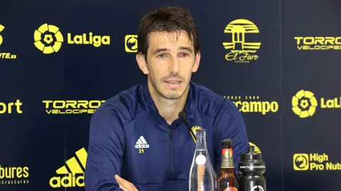 El serbio Dejan Lekic en rueda de prensa como jugador del equipo gaditano. Twitter Cádiz CF.