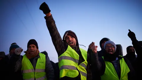 Los piquetes de los huelguistas en las puertas de la huerta de Peralta. MIGUEL OSÉS 2