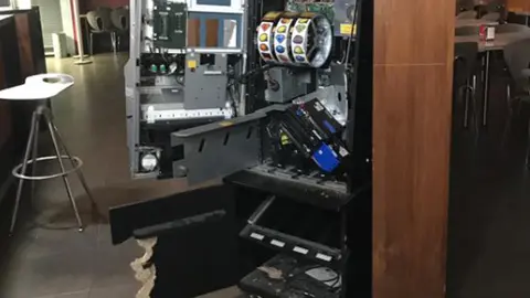 Máquina destrozada en el robo del restaurante Elordi Sonrisas de Comida CEDIDA