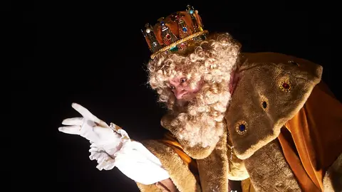 La cabalgata de los Reyes Magos recorre las calles de Pamplona rodeados de miles de pamploneses. MIGUEL OSÉS