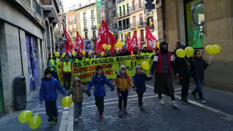 Los trabajadores de la Huerta de Peralta se manifiestan por las calles de Pamplona