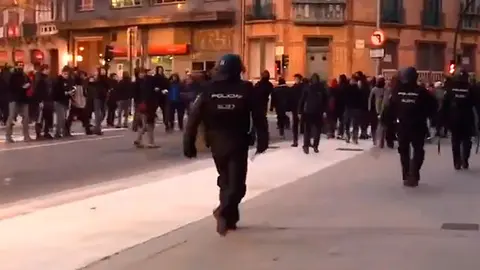 Los okupas tratan de acceder al Parlamento de Navarras tras el desalojo del gaztetxe de Navarrería. TWITTER