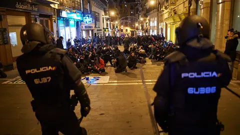 Carcas policiales contra los Okupas de Marques de Rozalejo que se han manifestado por las calles de Pamplona tras el desalojo. MIGUEL OSÉS