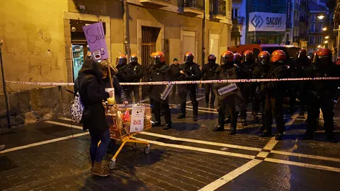 Segundo dia de disturbios tras el cierre y limpieza del Palacio de Marqués de Rozalejo. MIGUEL OSÉS 1