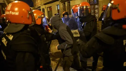 Segundo dia de disturbios tras el cierre y limpieza del Palacio de Marqués de Rozalejo. MIGUEL OSÉS 7