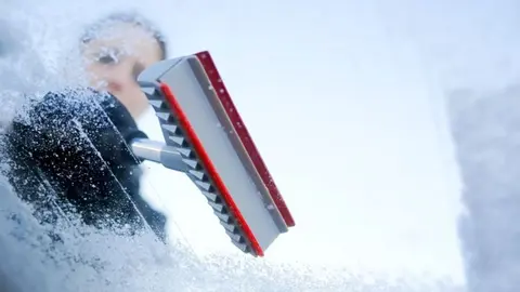 Imagen de una persona quitando el hielo de su vehículo ARCHIVO