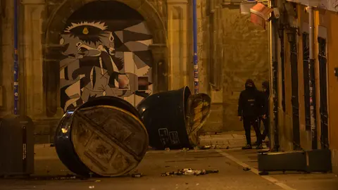 Los okupas del Palacio del Marqués de Rozalejo vuelvan contenedores para enfrentarse a la policía. MIGUEL OSÉS_1