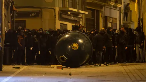 Los okupas del Palacio del Marqués de Rozalejo vuelvan contenedores para enfrentarse a la policía. MIGUEL OSÉS_2