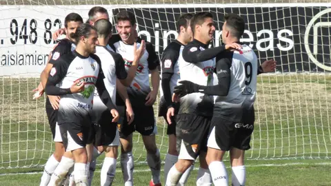 Los jugadores del Tudelano celebran un gol al Athletic. Foto web CD Tudelano.