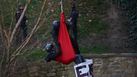 Dos chicas se han colgado del punte del Vergel en la Rochapea en protesta por el desalojo del palacio Marqués de Rozalejo en Pamplona MIGUEL OSÉS 1 (7)