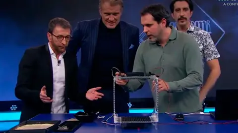 Un momento del programa El Hormiguero, en Antena 3, con el investigador de la UPNA Asier Marzo.