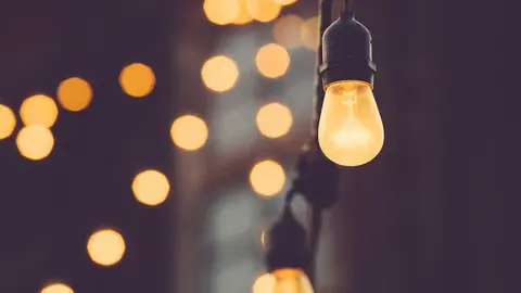 Varias bombillas encendidas en una vivienda ARCHIVO