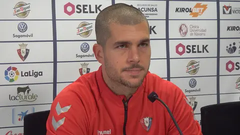 Rubén Martínez en una conferencia de prensa en Tajonar