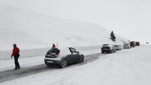 GRAF6413. BELAGOA (NAVARRA, 27/01/2019. Dos camiones quitanieves despejan de nieve la N-137 para que los vehículos que se encontraban en El Ferial en Belagoa puedan abandonar la zona tras la intensa nevada que ha caído dejando la carretera completamente cubierta de nieve. Efectivos de la Policía Foral ayudan a los conductores en una jornada donde la AEMET anunció para hoy y los próximos días copiosas nevadas en el norte de la Comunidad Foral. EFE/Jesús Diges