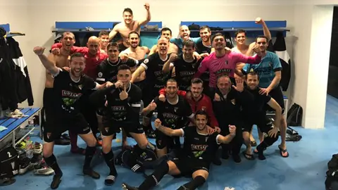 Los jugadores del Tudelano celebran la victoria en Torrelavega Twitter CD Tudelano