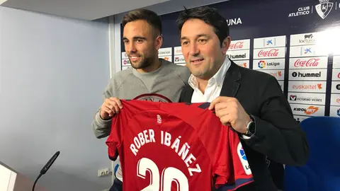 Presentación del nuevo fichaje de Osasuna, Rober Ibáñez junto a Braulio. CA Osasuna.