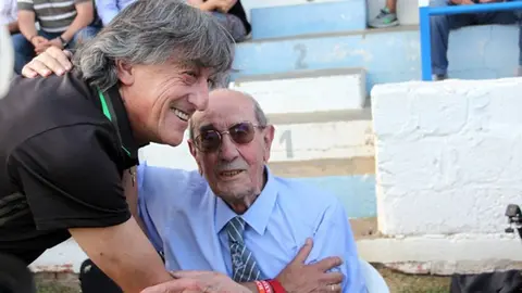 Enrique Martín Monreal saluda a Antonio Pedroviejo en el amistoso jugado el 3 de agosto de 2016. Twitter SD Almazán.